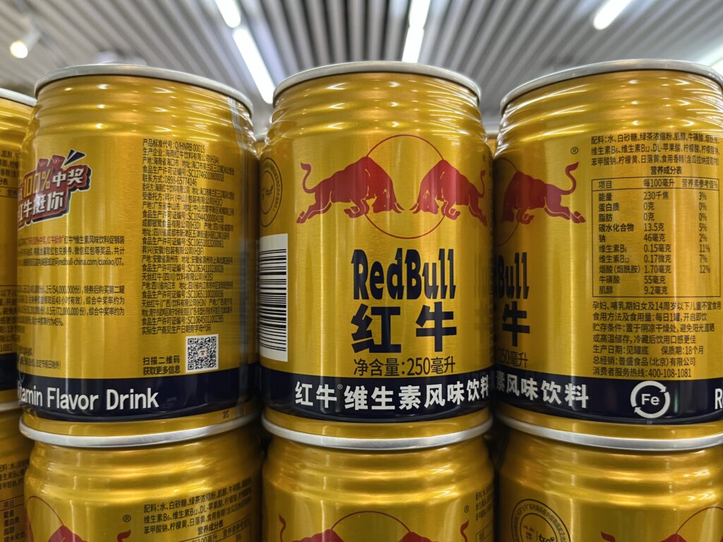 Red Bull Dose in einem chinesischen Supermarktregal