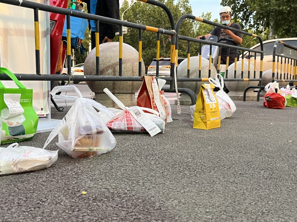 Fertige Portionen Essen warten auf ihre Abholung