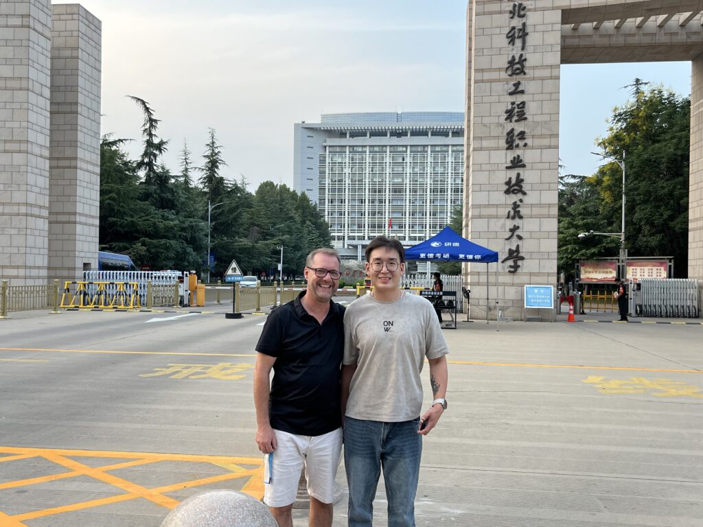 Ohne Dolmetscher läuft nichts - Hu und Sven vor dem Eingang zum Polytechnic College