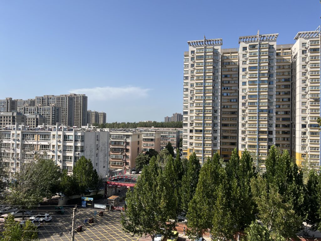 Blick aus dem Fenster eines Hörsaales auf Xingtai