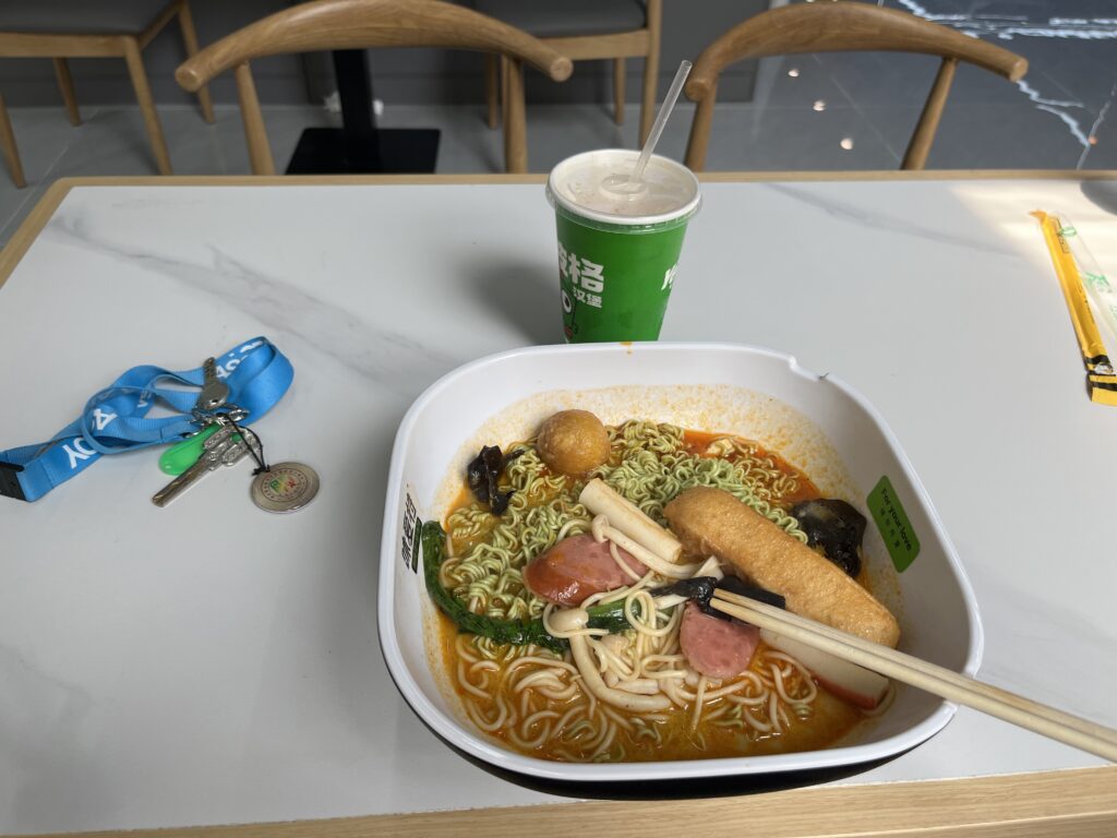 Mein erstes Essen in der Mensa .... Nudeln mit allerlei Sachen, die ich nicht kenne ;-)