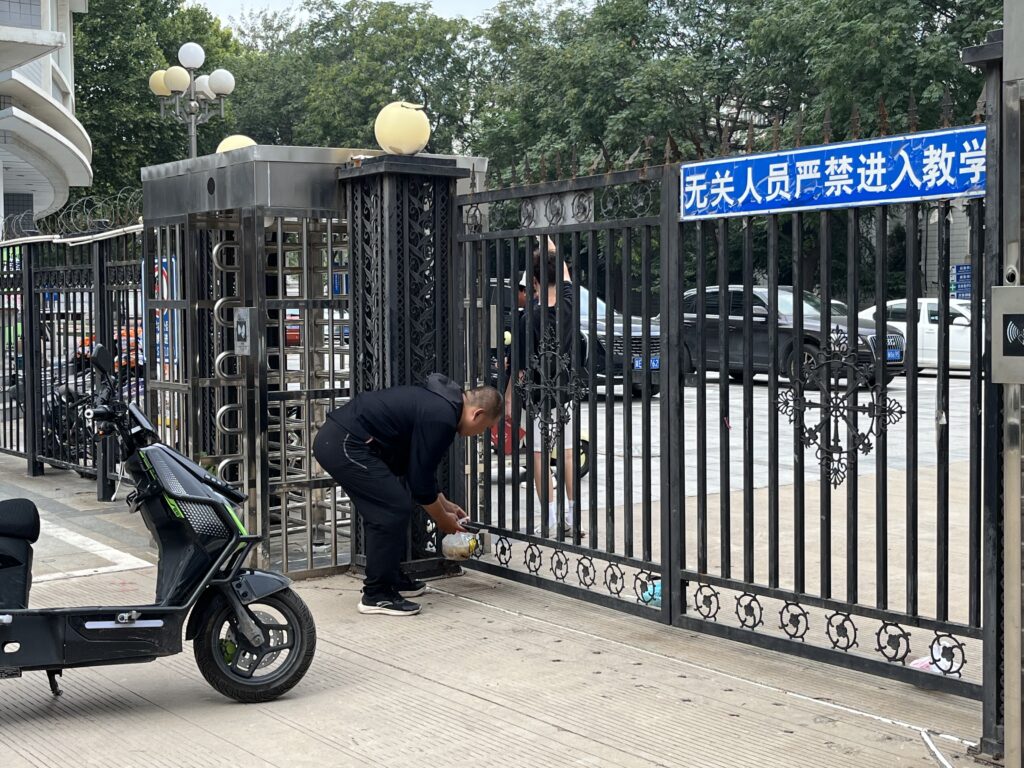 Lieferdienste befestigen ihre Lieferungen am Zaun