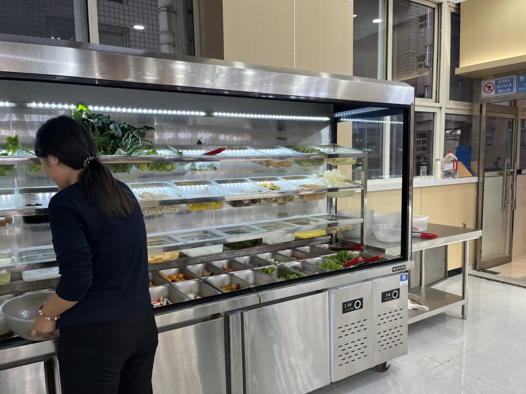 Frischetheke in der Mensa