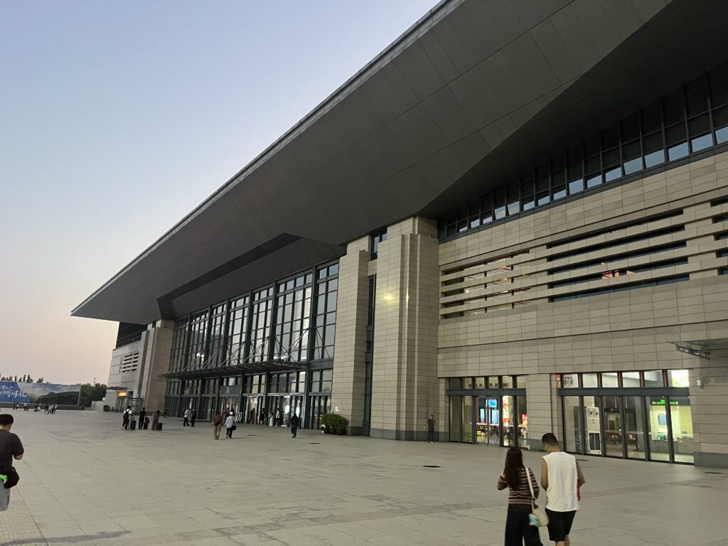 Der Hauptbahnhof in Xingtai mit Vorplatz