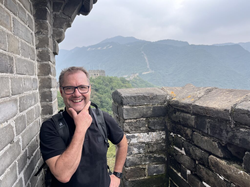 Sven - im Hintergrund die Chinesische Mauer