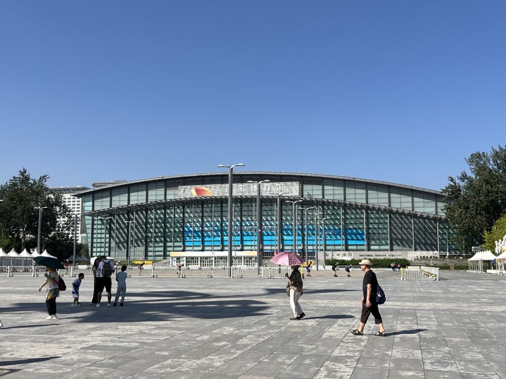 Indoor-Halle auf dem Olympiagelände mit Inlineskatern davor
