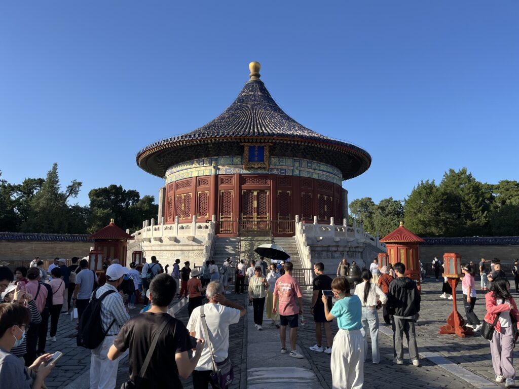 Im südlichen Teil befindet sich die „Halle des Himmelsgewölbes“, umgeben von der „Echomauer“.