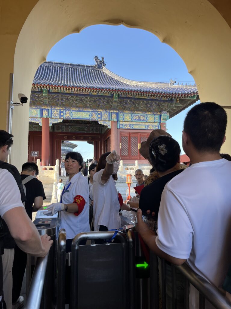 „Echomauer“. Diese Mauer hat die besondere Eigenschaft, dass sie Schallwellen entlang ihrer Oberfläche leitet, sodass man das Gesprochene an der gegenüberliegenden Seite hören kann.