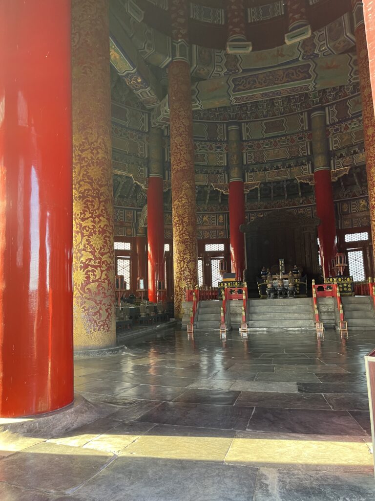 „Halle der Ernteopfer“, ein beeindruckendes, 36 Meter breites und 38 Meter hohes, rundes Gebäude auf einer dreistufigen Marmorterrasse. Diese Halle steht für das Gebet um gute Ernten und ist ein Wahrzeichen von Peking.