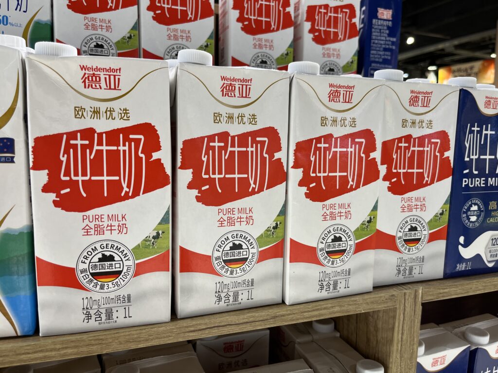 Milchkartoon, Tetrapak in einem chinesischen Supermarkt