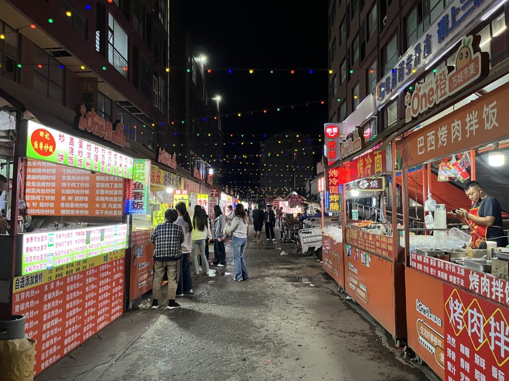 Imbissstände in einer Gasse