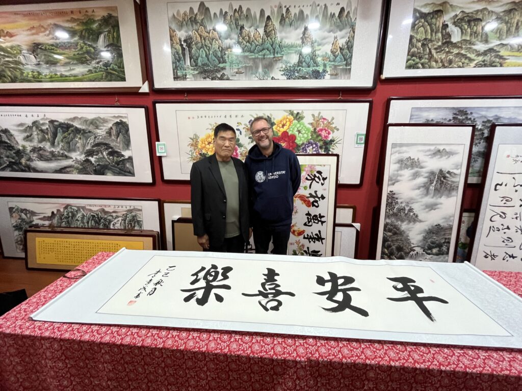 82jähriger Zeichner - er hat für mich die Schriftzeichen erstellt.