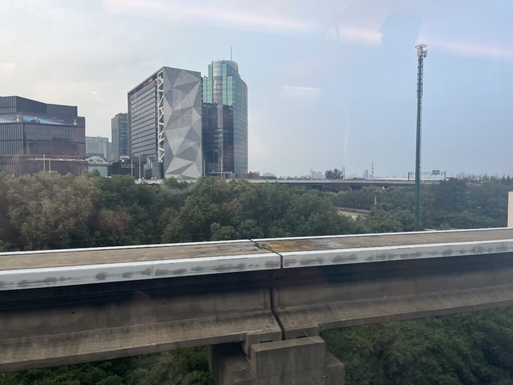 Los gehts mit demShanghai Maglev (Transrapid)